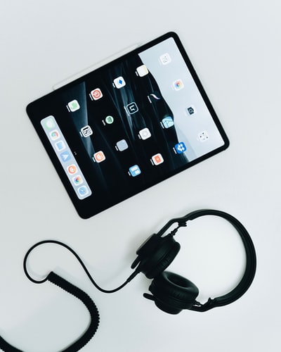 黑色iPad和有线耳机的平面照片